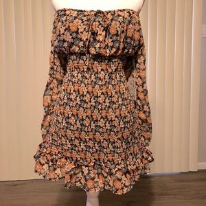 Floral scrunch dress. Can be worn off the shoulder.